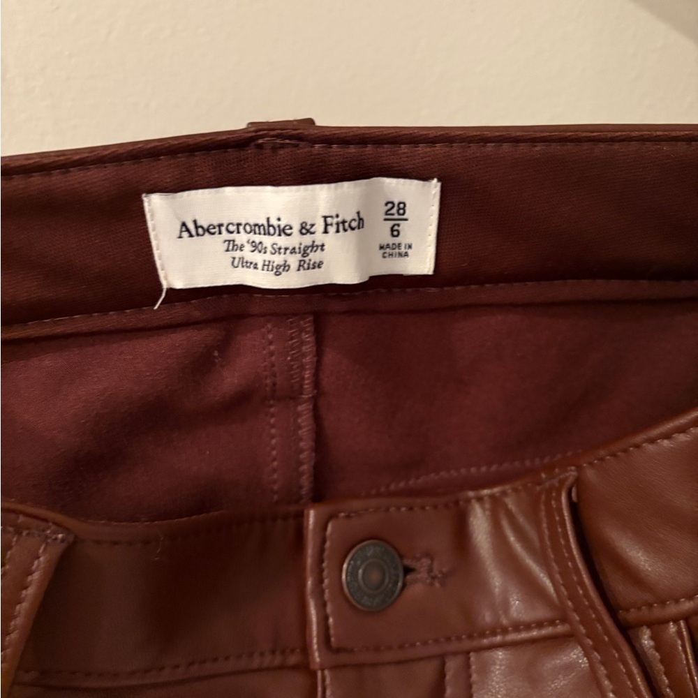 NWT Abercrombie & Fitch 90s high-rise vegan leather pants, coffee brown - Picture 7 of 8